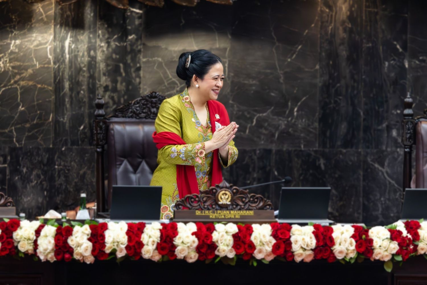 Puan Maharani Berbalut Batik Hokokai di Sidang Parlemen