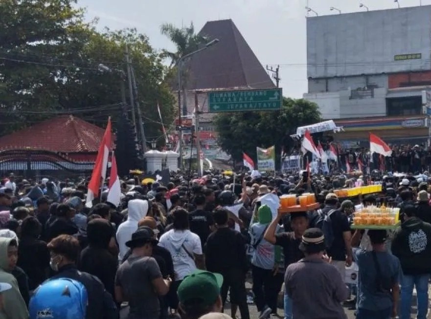 Ribuan Warga Pati Tuntut Bupati Sudewo Turun, Aksi Ricuh